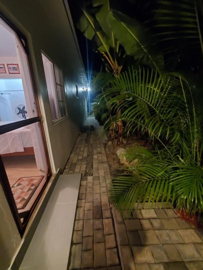 Centrally Located Room - 5 Port Antonio Buitenkant foto
