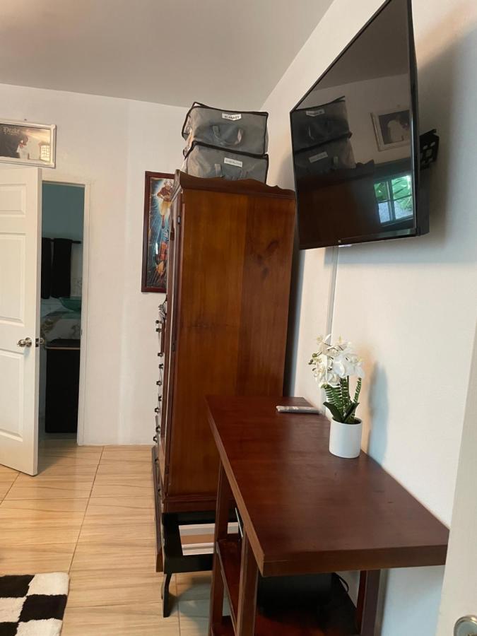 Centrally Located Room - 5 Port Antonio Buitenkant foto